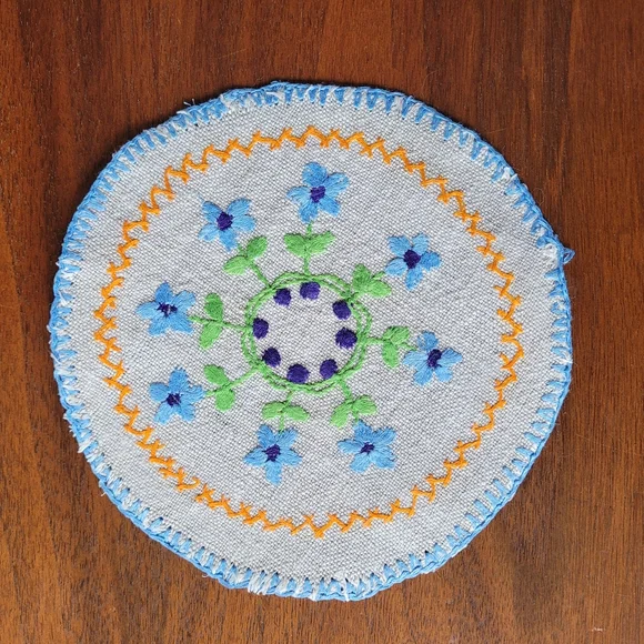 Colourful Embroidered Trivet/Coasters Set - Picture 5 of 15